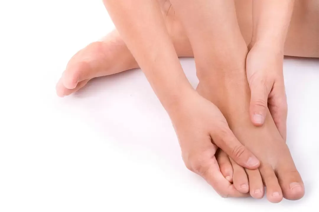 rubbing Hondro Sol Valgus spray on hallux valgus